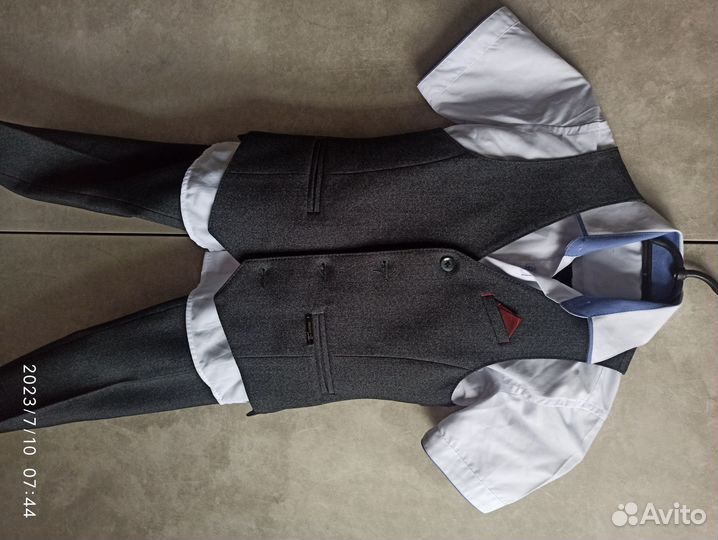 Школьный костюм для мальчика 128 серый