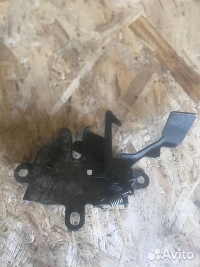 Замок капота задний Toyota Corona AT190 3SFE