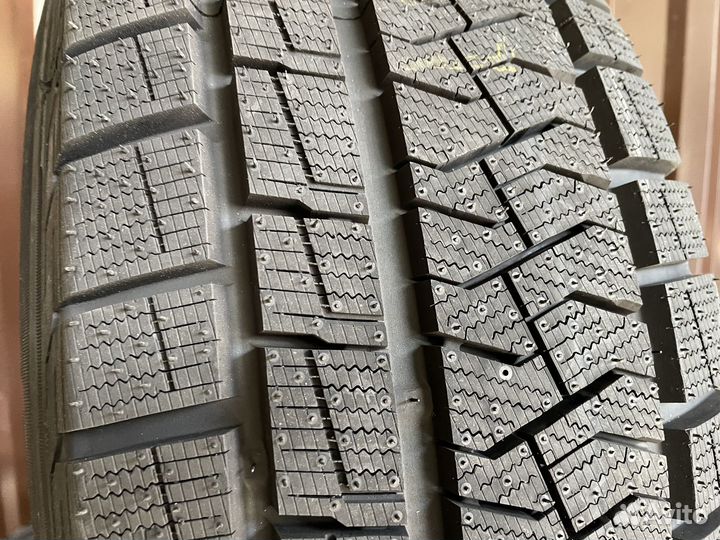 Pirelli Formula Ice FR 225/65 R17 106T