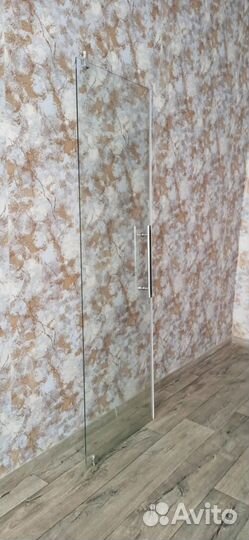 Дверь стеклянная с ручкой