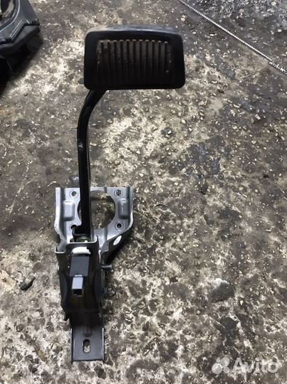 Педаль тормоза Hyundai Solaris 2