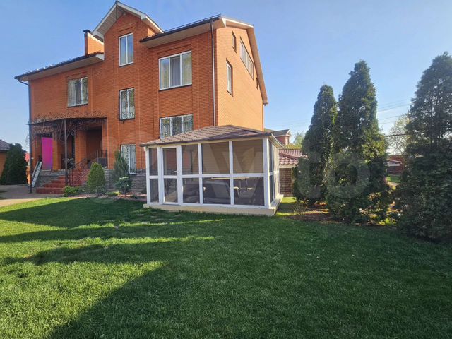 Коттедж 750 м² на участке 10 сот.