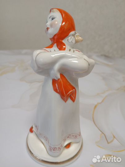 Статуэтка фарфоровая 