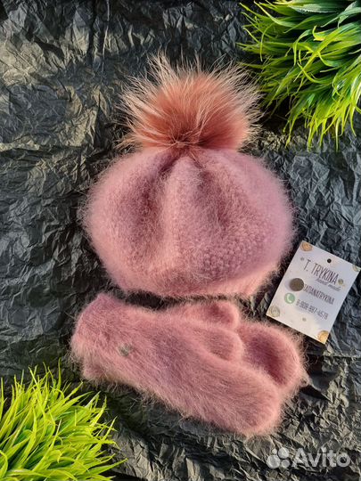 Берет женский с помпоном