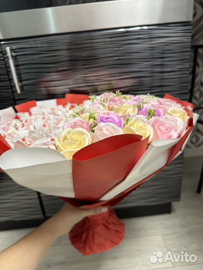 Букет из мыльных роз и рафаэлло