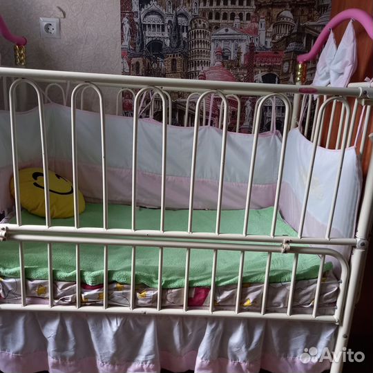 Детская кроватка с маятником