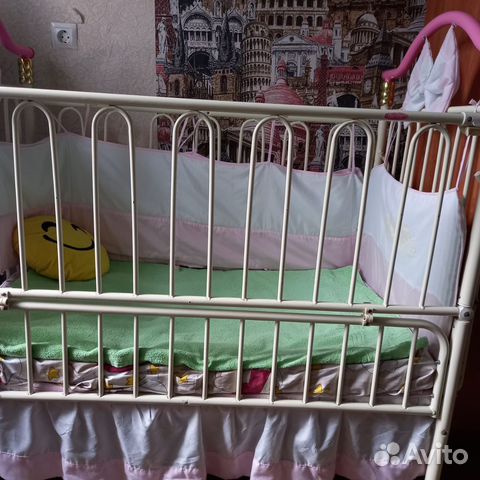 Детская кроватка с маятником