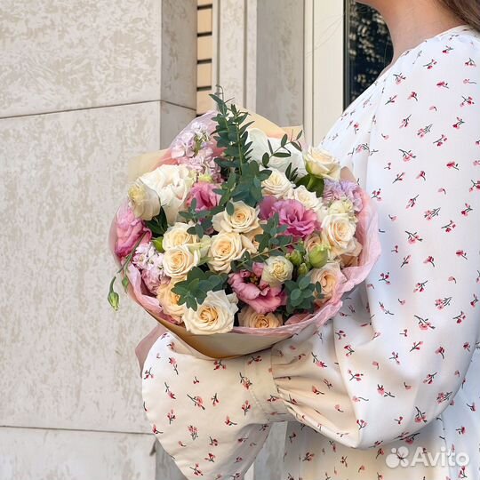 Букет из маттиолы, эустомы и роз