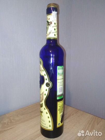 Красивая бутылка. Синее стекло
