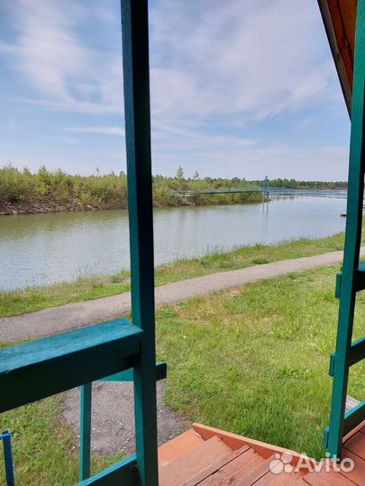 Домики на берегу реки