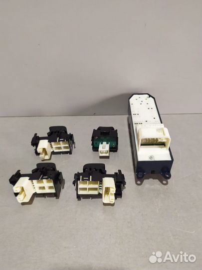 Кнопки стеклоподъемников Toyota Corolla 2011