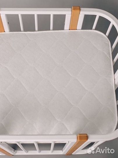 Детская кроватка с маятником белая