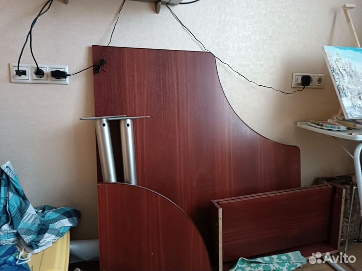 Угловой кампютерный стол цвет красного дерева