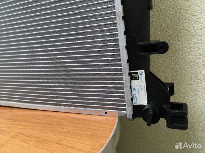 Радиатор охлаждения двигателя Opel Vivaro A (01) 2