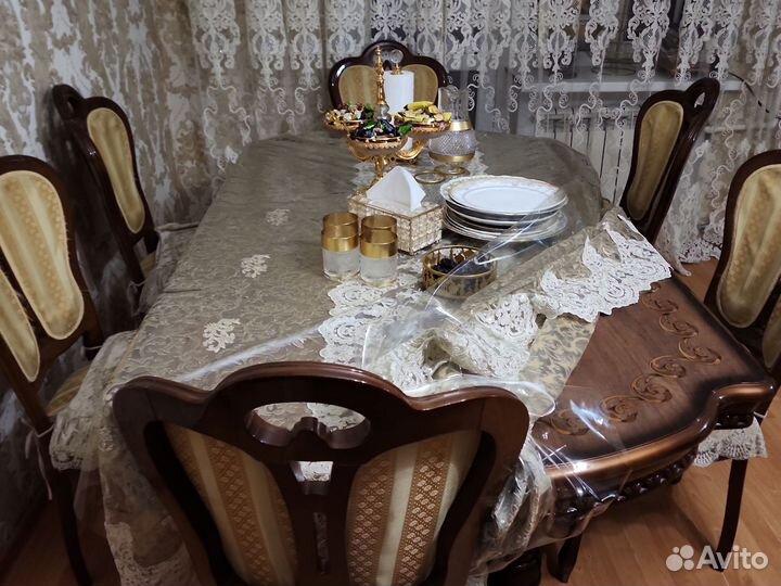 Стол и стулья