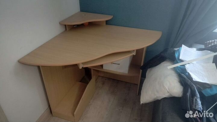 Угловой компьютерный стол