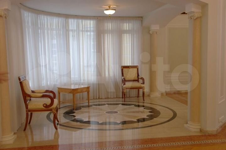 Коттедж 1100 м² на участке 70 сот.