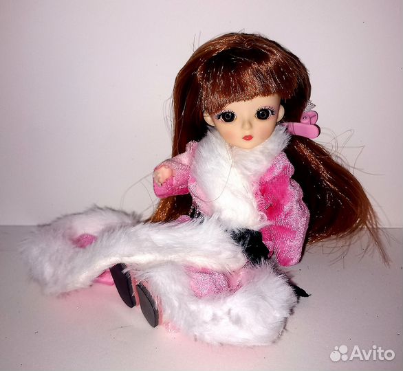 Куколка-шатенка, 16 см, с комплектом одежды