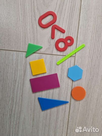 Математический набор цифр и геометрических фигур