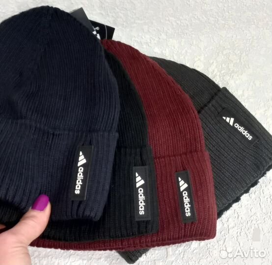 Две шапки с лейблом 