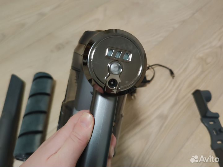 Пылесос вертикальный Redmond rv-ur374