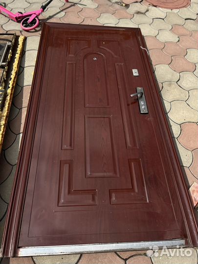 Дверь входная металлическая бу