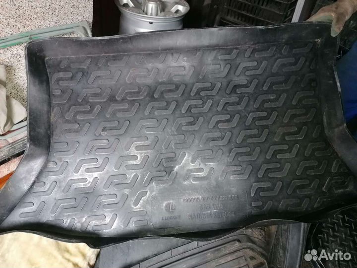 Коврики в багажник и салон разные