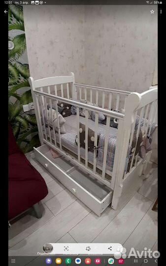 Детская кроватка с маятником и ящиком
