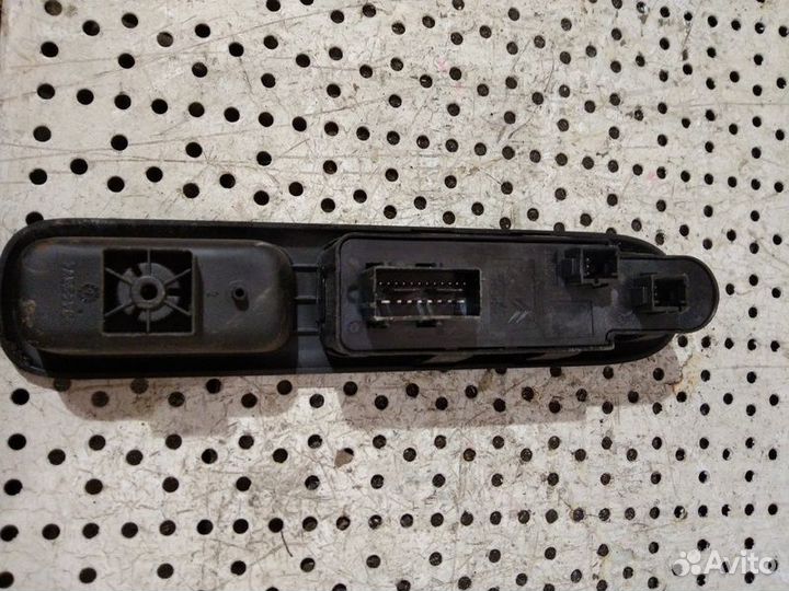 Блок управления стеклоподьемниками Peugeot 3008 1