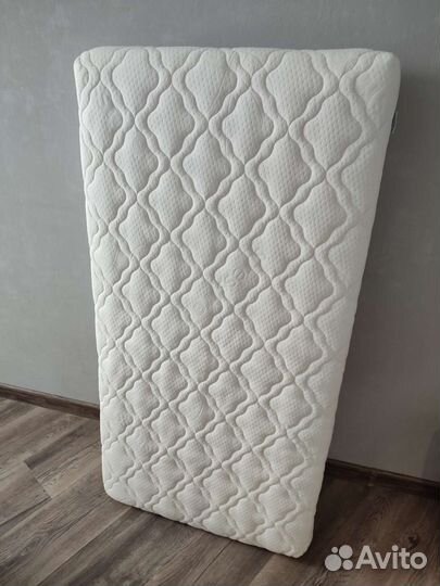 Продам кроватку Икея с матрасом