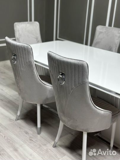 Стол и стулья
