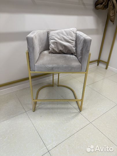 Стул высокий бежевый бархатный