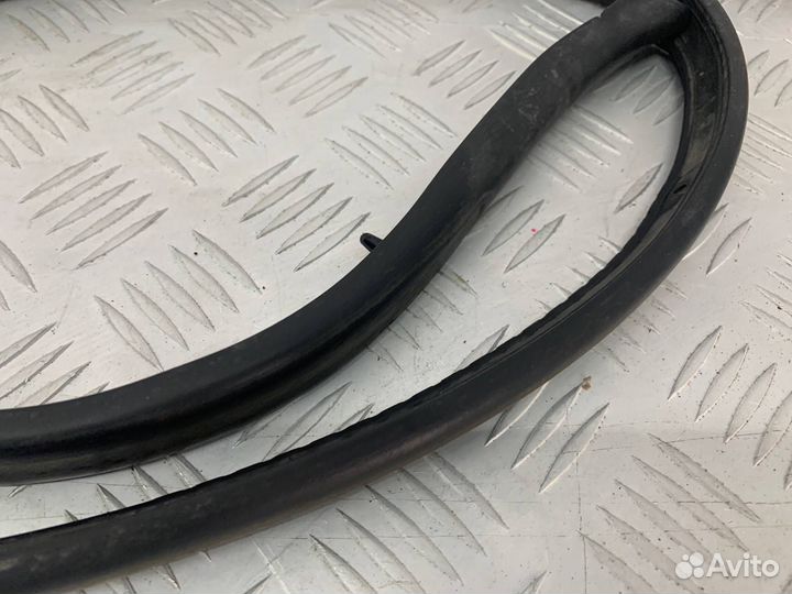 Б/У уплотнительная резинка жабо передний Mazda