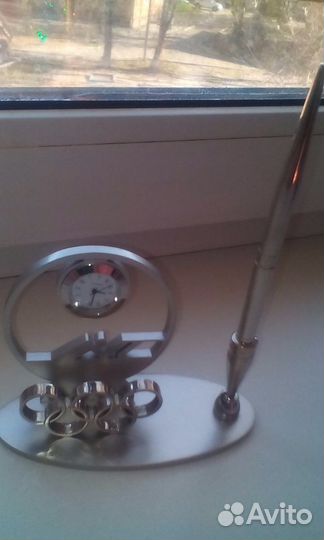 Подставка под ручку с ручкой и часами