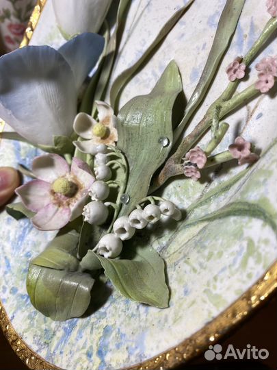 Фарфоровое панно. Блюдо с фарфоровыми цветами