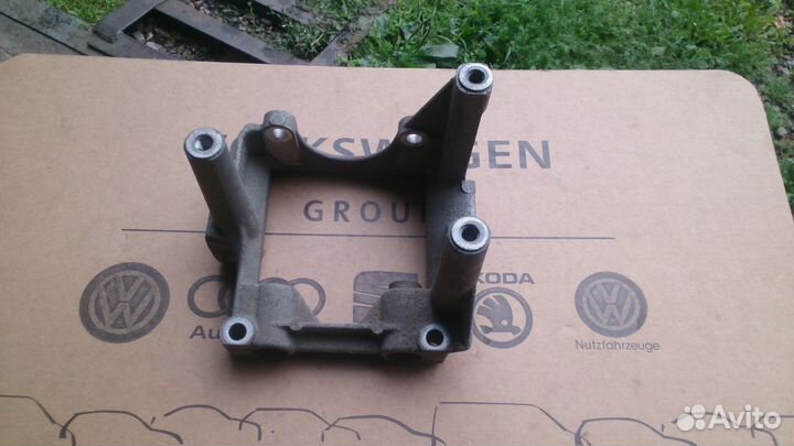 Кронштейн насоса гур audi 2.6