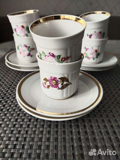 Кофейные чашки с блюдцами