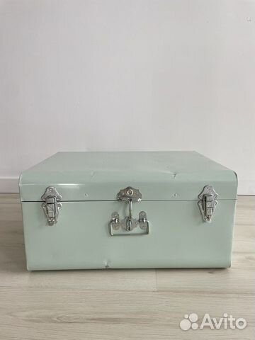 Ящик для хранения железный в виде чемодана