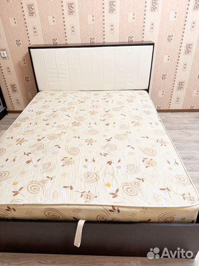 Кровать с матрасом