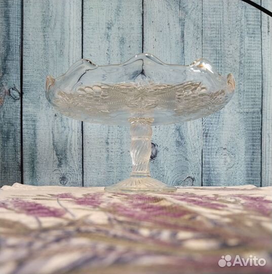 Ваза для фруктов на ножке