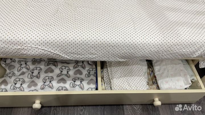 Детская кроватка с маятником