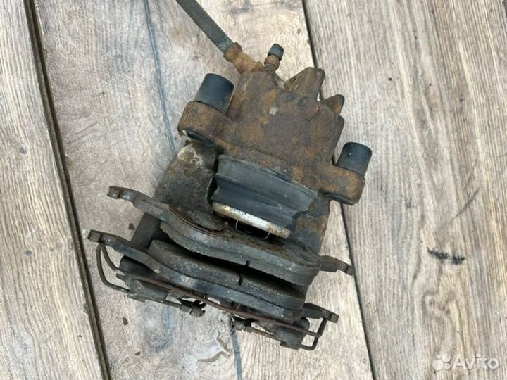 Тормозной суппорт передний левый Ford Focus 1