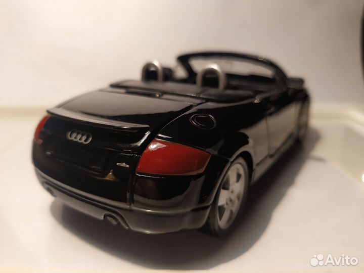 Модель автомобиля Audi тт Roadster 1:24