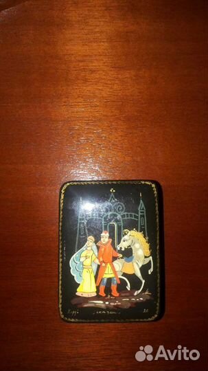 Деревянная шкатулка