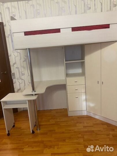 Кровать чердак со столом и шкафом
