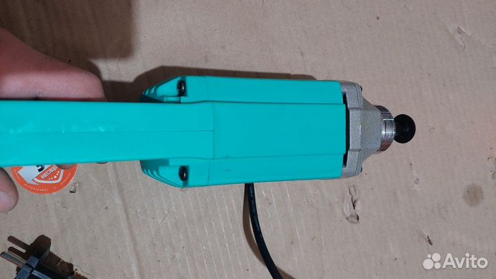 Нет гибкого вала Портативный вибратор Sturm CV7110