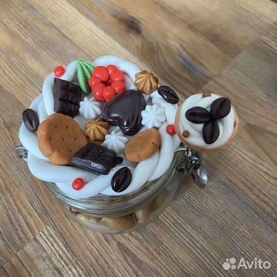 Банка с декором из полимерной глины