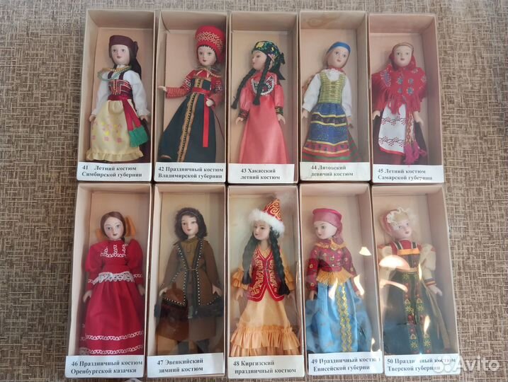 Коллекция фарфоровых кукол в народных костюмах