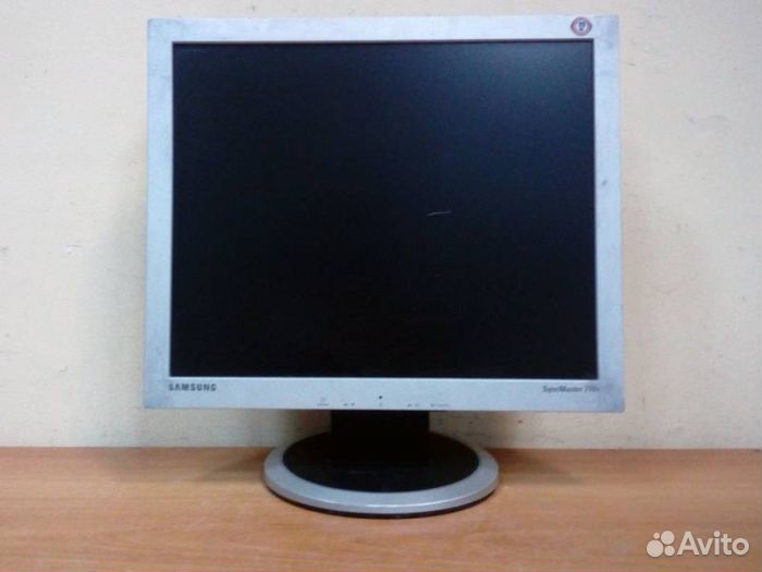 Монитор с дефектом ЖК 17