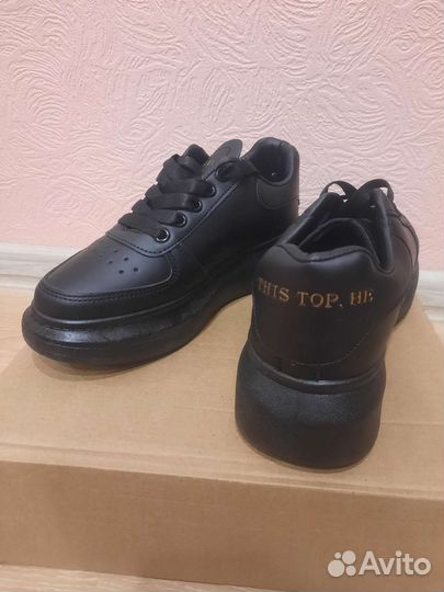 Кроссовки женские